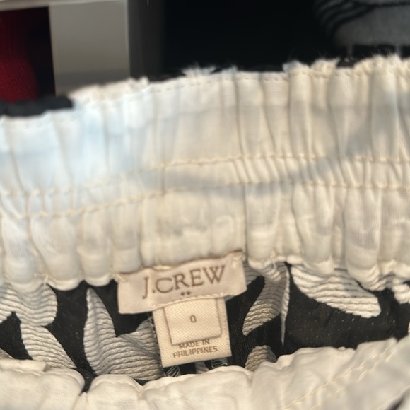 J crew white with black flowers elasticized waistband 3” shorts size 0 - Picture 2 of 3